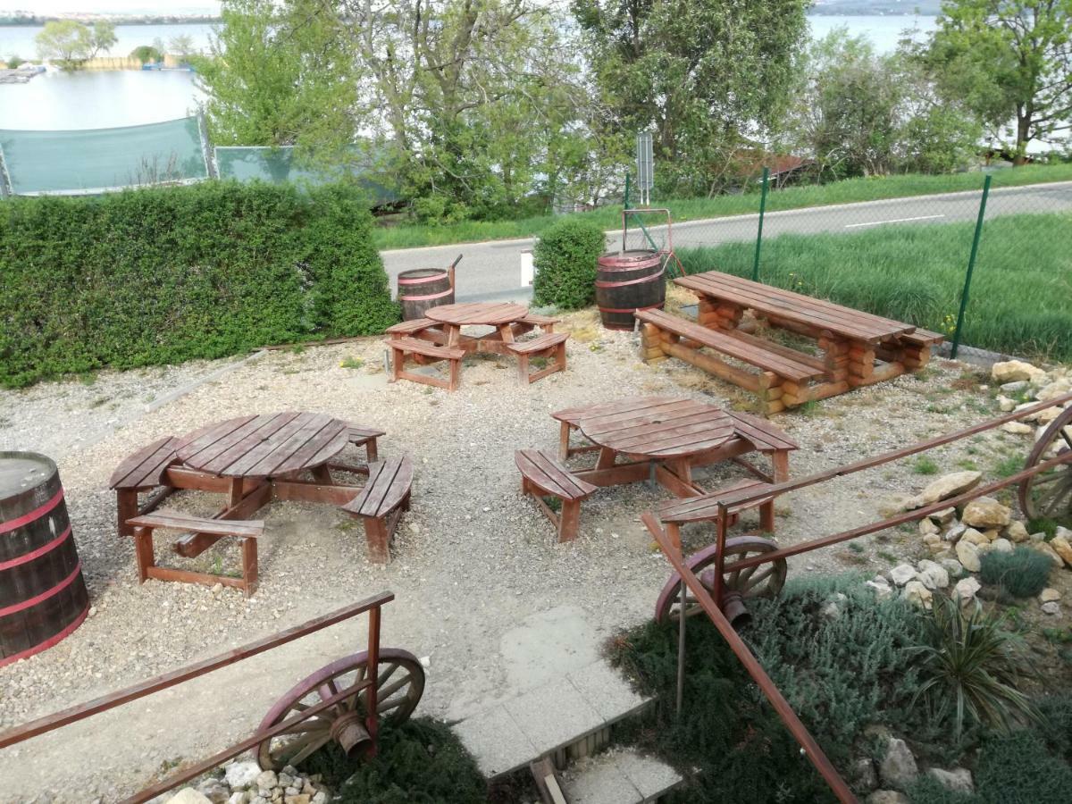 Penzion Nad jezerem Pavlov Exterior foto